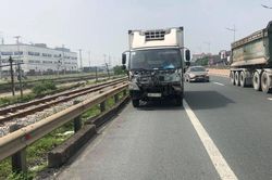 Va chạm với xe tải trên quốc lộ 1, người điều khiển xe máy tử vong tại chỗ