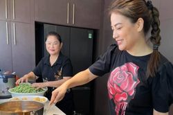 Làm thiện nguyện giữa tâm bão COVID-19, Trương Ngọc Ánh được khen: Đã đẹp người còn đẹp nết
