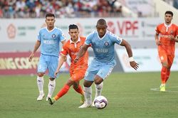 Nhiều hệ lụy nếu V-League lùi 6 tháng