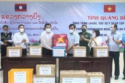 Quảng Bình trao tặng thuốc, vật tư y tế phòng chống dịch bệnh trên gia súc cho tỉnh Khăm Muộn, Lào