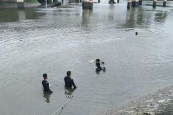 Tìm thấy thi thể người phụ nữ nhảy cầu Nguyễn Văn Cừ tự tử