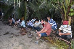 Bắt quả tang 28 đối tượng tụ tập đánh bạc giữa mùa dịch, thu giữ hàng trăm triệu đồng