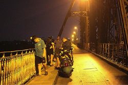 Người dân vẫn tụ tập về đêm trên cầu Long Biên, coi thường quy định '5K'