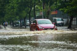 Hà Nội: Mưa lớn, nhiều tuyến đường ngập trong nước