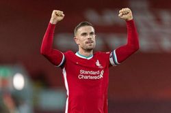 Bị lờ chuyện gia hạn, thủ quân Liverpool tính đường ra đi