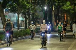 'Né' lực lượng chức năng, người dân Thủ đô rủ nhau tập thể dục lúc 3 giờ sáng