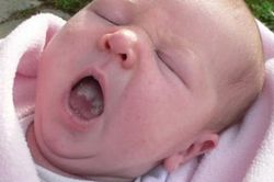 Vệ sinh đúng cách khi bé bị tưa miệng