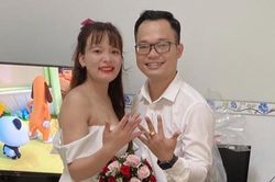 Không thể về quê, đôi trẻ tổ chức đám cưới online ở phòng trọ