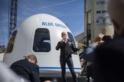 Tỷ phú Jeff Bezos bán gần 100 triệu USD tiền vé bay vào không gian
