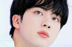 Jin được chọn là gương mặt đại diện BTS, ARMY phản ứng sao?