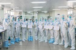 Chùm ảnh: Tinh thần thép của các chiến sĩ áo trắng tại TPHCM