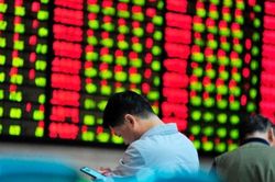 Bán mạnh cuối phiên, VN-Index lùi về mốc 1.270 điểm