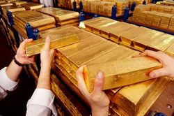 Giá vàng thế giới 21/7: Giảm do áp lực bán tháo