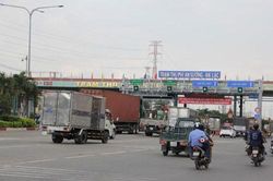Tranh thủ xả trạm BOT, nhiều xe giao hàng 'lách' vượt chốt chặn vào TPHCM