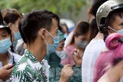 Đông nghịt người chen lấn chờ xét nghiệm COVID-19 tại Hà Nội