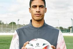 Raphael Varane háo hức đến MU, Real Madrid báo tin xấu