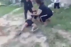 Nữ sinh bị đánh hội đồng dã man trong tiếng hò reo cổ vũ của nhóm bạn xung quanh gây phẫn nộ