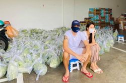 Công Vinh - Thủy Tiên bán rau 1 tỷ 1 bó, mùa dịch giảm giá 'sốc'