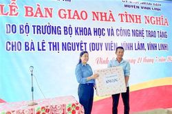 Bàn giao nhà tình nghĩa cho thân nhân liệt sĩ