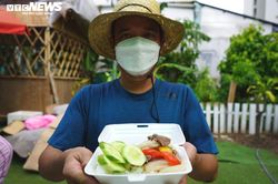 Nghỉ việc vì COVID-19, hàng xóm rủ nhau nấu cơm gửi tặng tuyến đầu chống dịch
