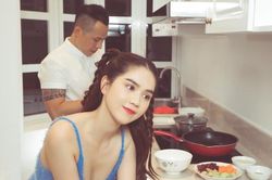 Clip Ngọc Trinh vào bếp cùng trai lạ gây xôn xao