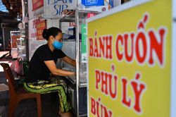 Hàng bánh cuốn nổi tiếng bán hơn 100 suất mang về mỗi ngày