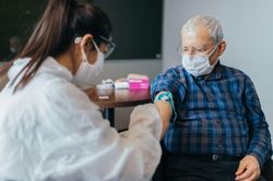 Được tiêm xong vaccine, cụ ông Mỹ tự tay chăm con cháu mắc Covid-19