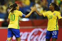 Huyền thoại bóng đá nữ Brazil lập kỳ tích 7 lần đá Olympic