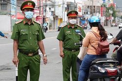 Miền Tây vượt 6.000 ca Covid-19, vẫn có người tụ tập ăn nhậu, đánh bài