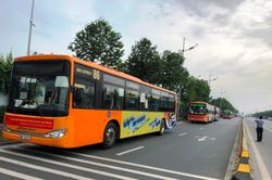 Người từ TP.HCM về Hà Nội được xe buýt đưa đến khu cách ly tập trung