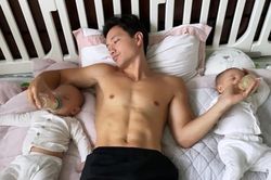Sáng sớm mà Kim Lý đã vất vả chăm con: Một nách hai con