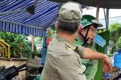 Xuất hiện clip ghi lại cảnh 2 bảo vệ tổ dân phố tát vào mặt, liên tục lăng mạ shipper tại chốt phong tỏa