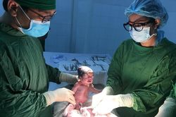 Bệnh viện Sản-Nhi An Giang phẫu thuật thành công sản phụ mang 3 thai nhi