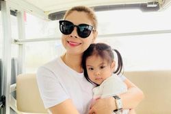 Thanh Thảo đăng ảnh ôm con gái kèm dòng trạng thái ẩn ý về chuyện 'kết thúc' làm rộ lên nghi vấn trục trặc hôn nhân với ông xã Việt kiều