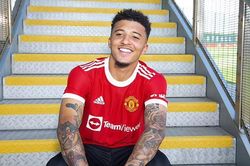 Jadon Sancho tươi rói ra mắt M.U dù không được lấy áo số 7