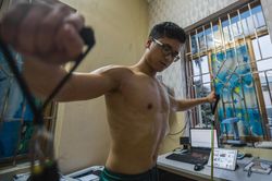 Người Hà Nội tập thể dục ở nhà những ngày dịch căng thẳng
