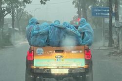 Đội khử khuẩn ở TP.HCM: 'Từ xa lạ, chúng tôi trở thành gia đình'