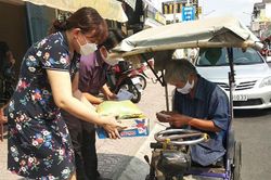 Vĩnh Long hỗ trợ người bán vé số dạo và lao động bị ảnh hưởng dịch