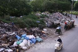 Bãi rác tự phát khổng lồ 'tra tấn' người đi đường ở Hà Nội