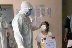 Cán bộ chiến sĩ kê bàn ngủ suốt 3 tháng, nhường phòng cho người cách ly