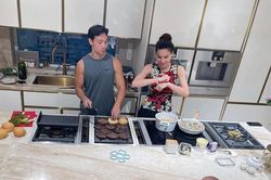 Vị khách khó tính này khiến Kim Lý và Hà Hồ từ bỏ sự 'sang chảnh' để vào bếp