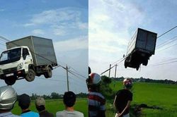 Chiếc xe tải 'diễn xiếc' trên đường dây điện mỏng manh gây kinh ngạc