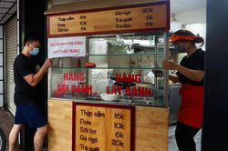 Chủ tiệm ở Hà Nội vẫn dọn bán hàng vì ngủ sớm từ tối hôm trước