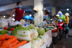 Giá thực phẩm ở chợ Hà Nội thế nào sau khi tăng cấp độ chống dịch?
