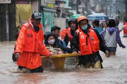 Philippines sơ tán hàng nghìn người vì mưa lũ ngập lụt thủ đô Manila