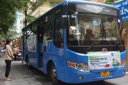 Cận cảnh 'đi chợ' trên xe buýt lưu động ở TPHCM