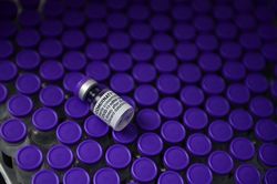 Mỹ đặt mua thêm 200 triệu liều vaccine Pfizer đề phòng phải chích mũi thứ 3