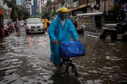 Đang vật lộn với COVID-19, thủ đô Philippines lại phải gồng mình chống mưa bão