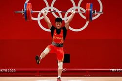 Đô cử Trung Quốc đứng một chân nâng tạ, giành HCV Olympic Tokyo
