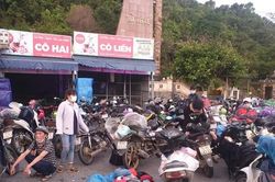Công an Đà Nẵng xuyên đêm dẫn đường, hỗ trợ người dân đi xe máy về từ TPHCM qua đèo Hải Vân